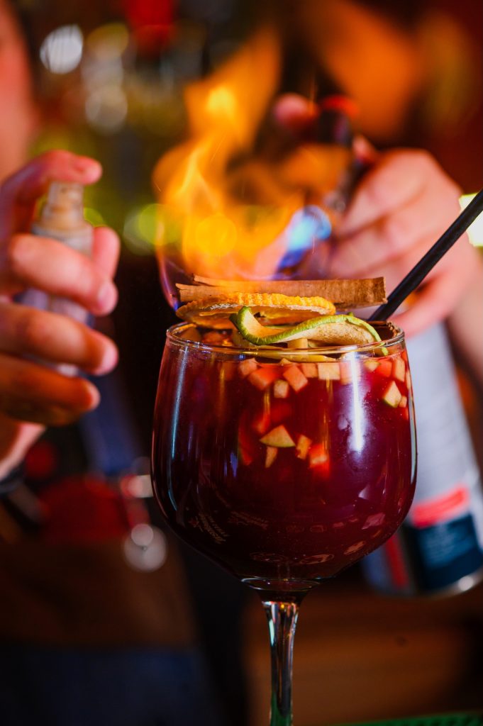Sangría flambeada de Casalegre con fruta fresca, cítricos deshidratados y canela, flameada en la mesa